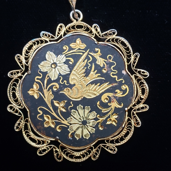 Vintage Damascene gold-tone filigree pendant - Picture 2 of 3